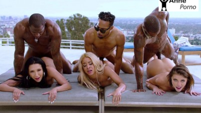 Kara Anakondaların Arasında Kalan Üniversiteli Kızlar