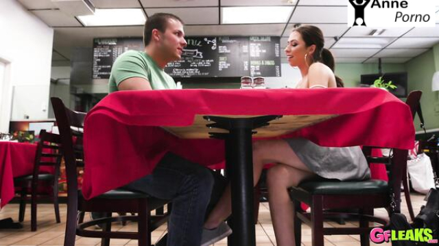 Utanmaz Turistler Kahve Dünyasına Gidip Azınca Sikişmeye Başlıyorlar