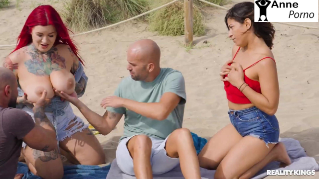 Sahilde Memesini Gösterdiği Adamlara Kuytuda Veriyor