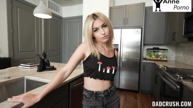 Eve Sarhoş Gelip Amı Götü Dağıtan Üvey Kızını Sikerek Uyarıyor