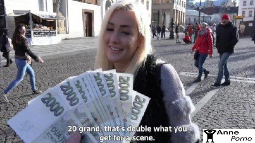 Porno Starına Para Vererek Eve Atıyor