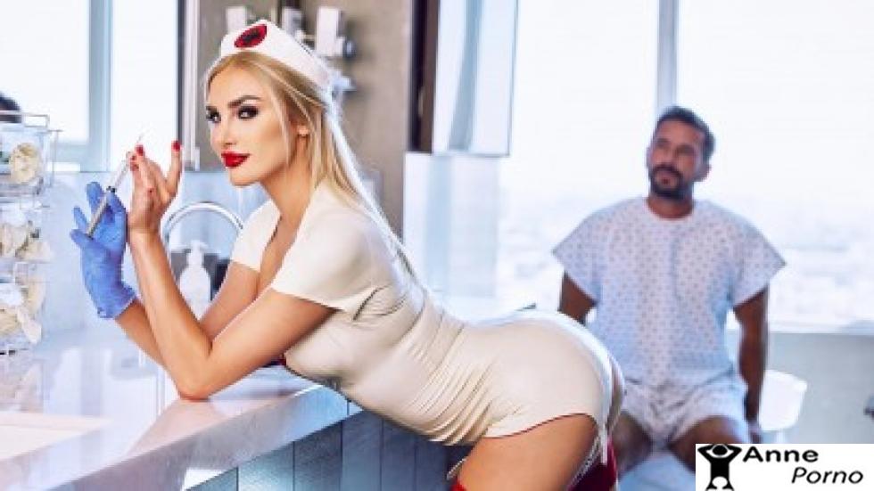 Karısı Gidince Hemşire Hasta Adamın Yarrağına Atlıyor