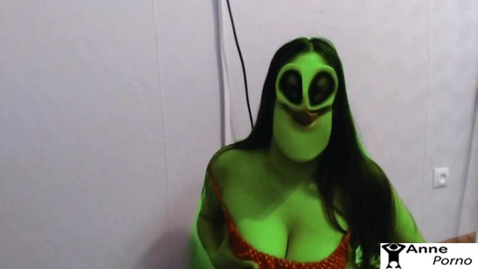 Yeşil Kocaman Uzaylı Memeleri ?