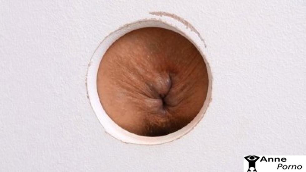 Hemşirenin Götünü Duvara Açtığı Delikten Sikiyor