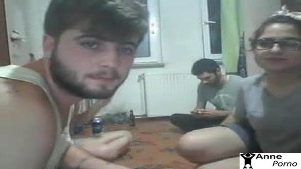 Türk Üniversiteliler Önce Şişe Çeviriyor Sonra Sikişiyorlar