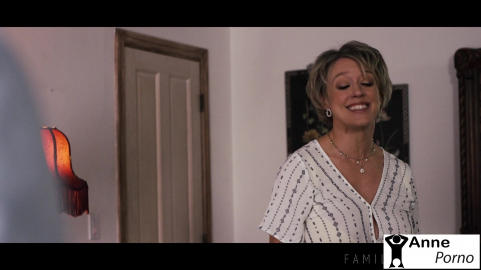 Üvey Oğlunu Kıskanınca Kucağına Atlıyor