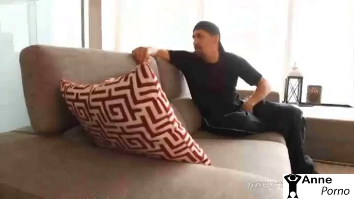 Büyük Kalçalı Latina Kucakta Zıplıyor