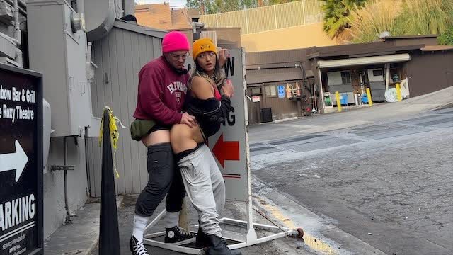 İzmirli Utanmaz Gençler Kimseye Aldırış Etmeden Sokaklarda Sikişiyorlar