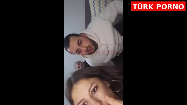 İhtiyar Babasıyla Beraber Sevgilisini Sikerken Tiktok’dan Canlı Yayın Açan Hayırlı Evlat