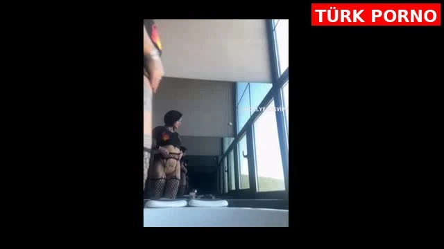 Yağmur Şimşek Tüysüz Amcığını Kamera Karşısında Sergiliyor