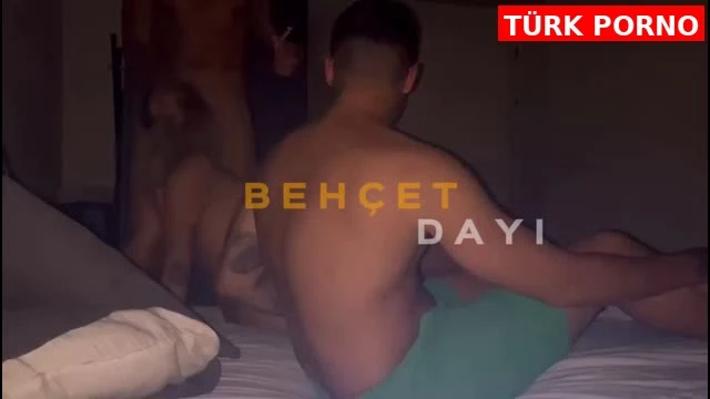 Bekar Evine Giden Aptal Kız Oğlanların Arasında Kalınca Kimle Sikişceğini Şaşırıyor